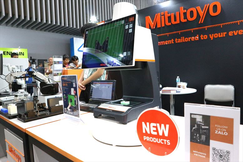 MITUTOYO VIETNAMが展示した新商品の高性能画像測定器