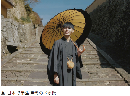 日本で和服の記念写真を撮るバオ氏