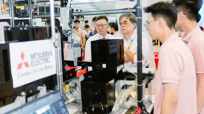 三菱電機ベトナムが出展した展示会でデモンストレーションを見つめる来場者