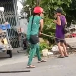 甥を木の棒で叩く女性