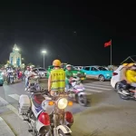 交通違反の取り締まりをする警察官