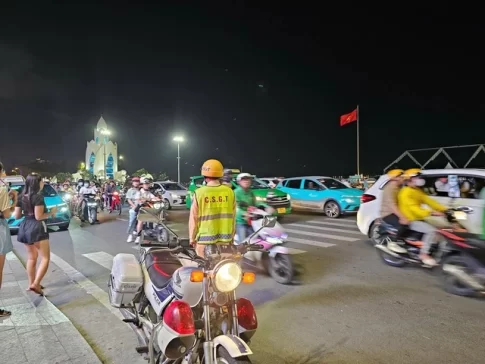 交通違反の取り締まりをする警察官
