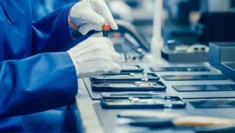 スマートフォン製造の様子