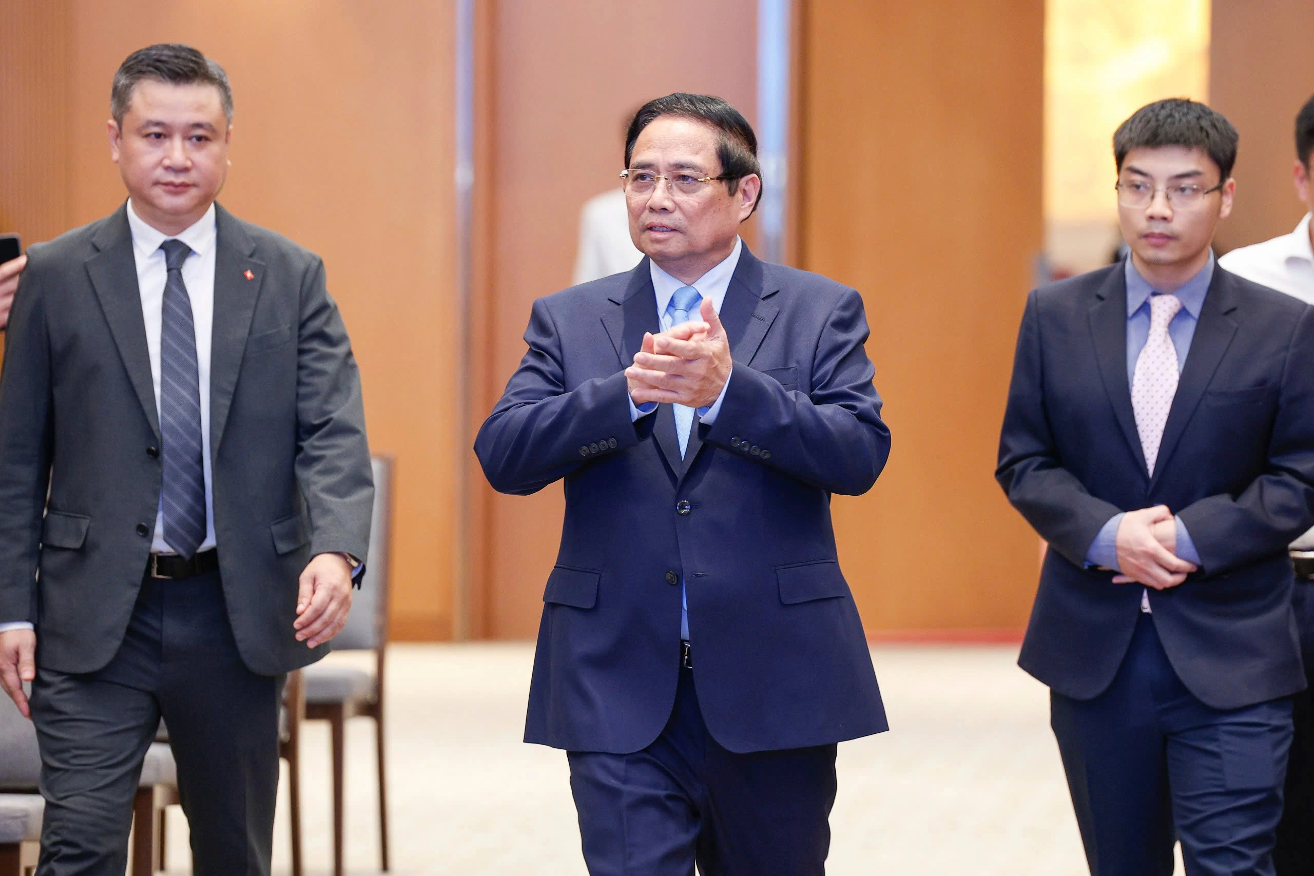 会議に参加したファン・ミン・チン首相