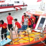 台風接近に伴い海上から避難する市民