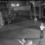刃物をもって被害者を追う女