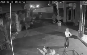 刃物をもって被害者を追う女