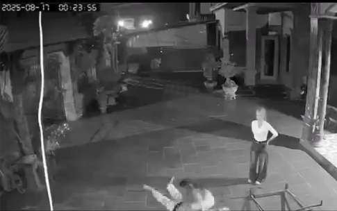 刃物をもって被害者を追う女