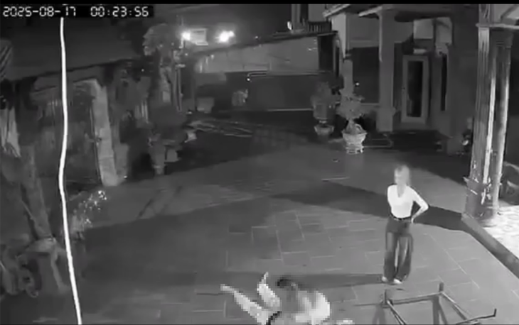 刃物をもって被害者を追う女