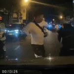 バイクのドライバーに暴行される被害者男性