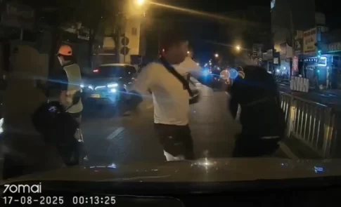 バイクのドライバーに暴行される被害者男性