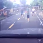 道路上にネットを張ってバドミントンする男たち