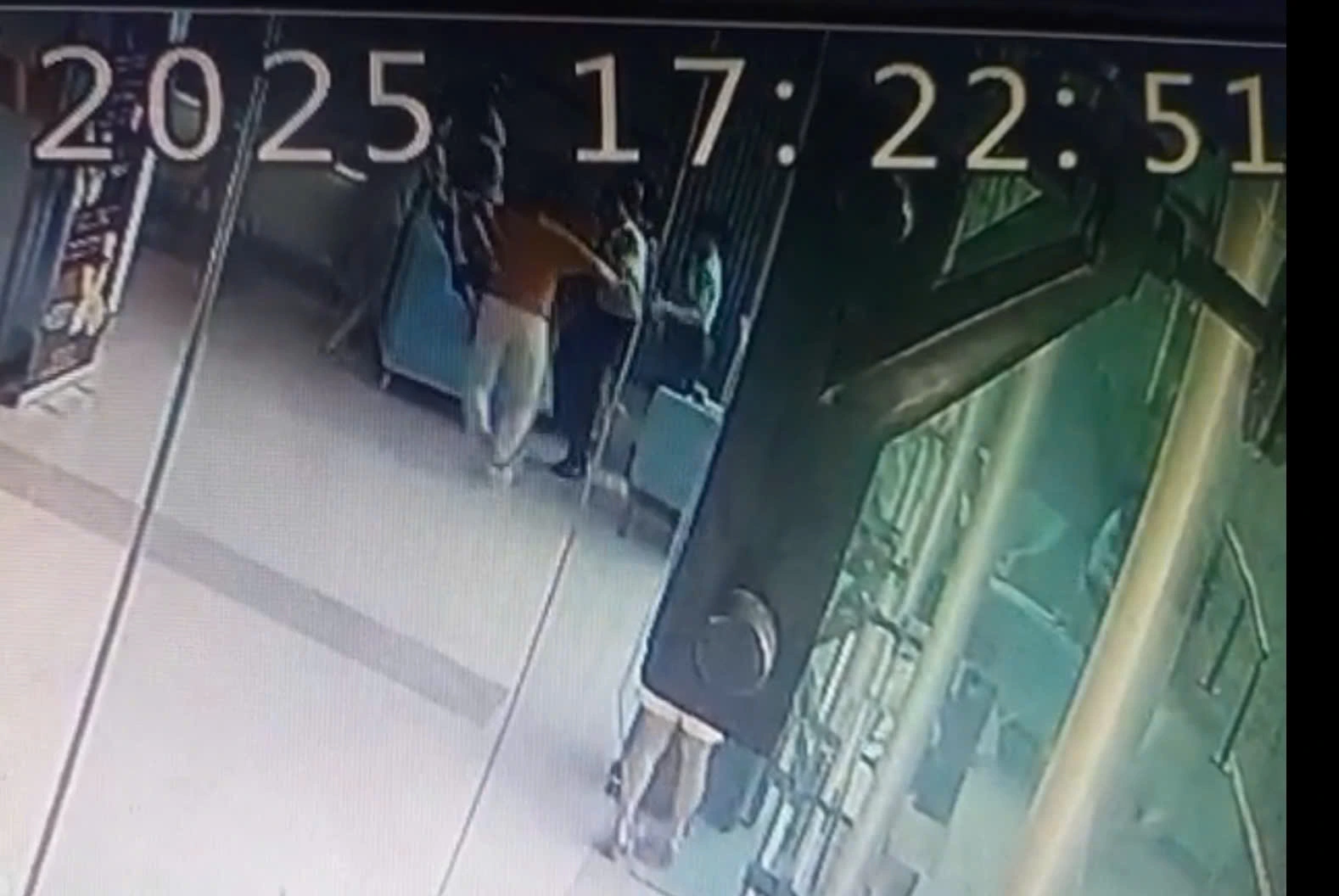 暴行事件のあった現場の監視カメラ映像