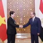 握手するベトナムのルオン・クオン国家主席とエジプトのアブドゥルファッターハ・エルシーシ大統領