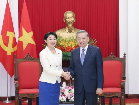 ベトナムのトー・ラム書記長と日本の小渕優子衆議院議員