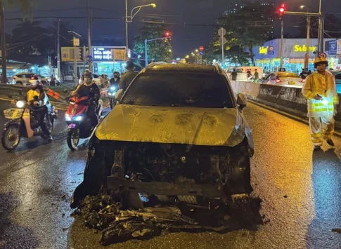 突然炎上した車