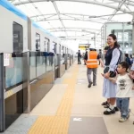 ホーチミン市のメトロ１号線を利用する親子連れ