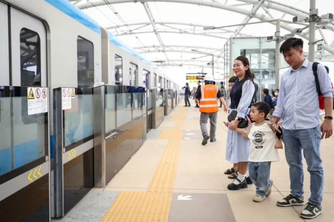 ホーチミン市のメトロ１号線を利用する親子連れ