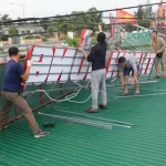 台風に備えて看板を撤去する住民（ベトナム）