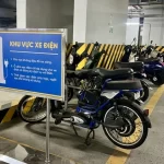 マンションの地下駐輪場に駐車されている電動二輪車