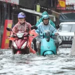大雨で冠水したハノイの道路
