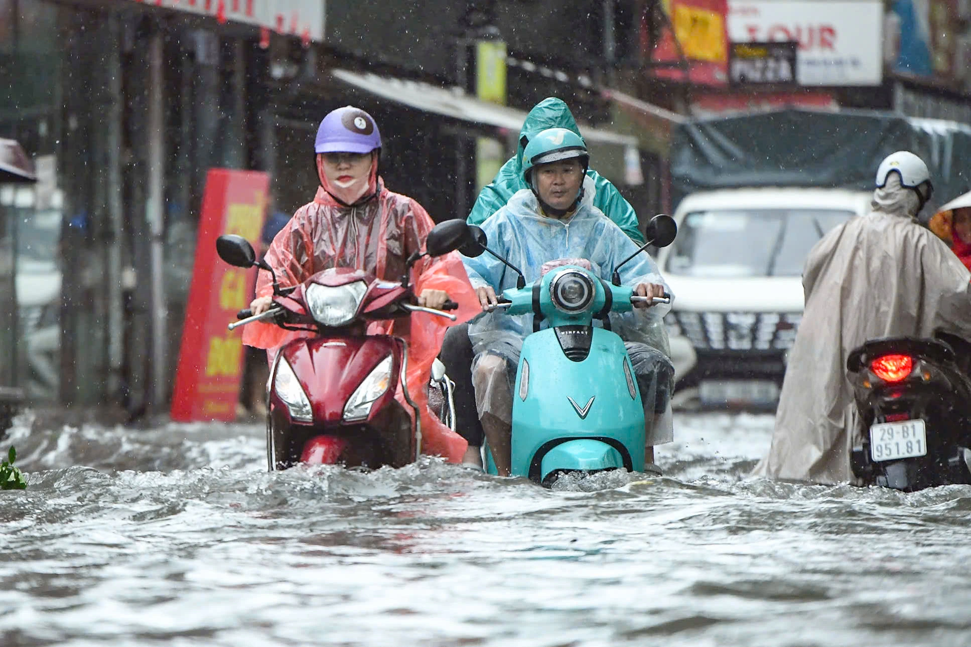 大雨で冠水したハノイの道路