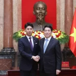 ベトナムのルオン・クオン国家主席と日本の中曽根康隆衆議院議員