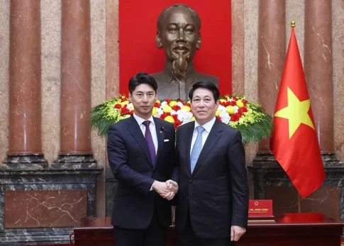 ベトナムのルオン・クオン国家主席と日本の中曽根康隆衆議院議員