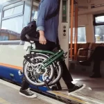 列車の社内に持ち込まれる折り畳み自転車