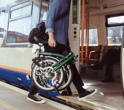 列車の社内に持ち込まれる折り畳み自転車