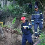 登山中に遭難した男性を探す救助隊