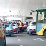 様々な車両で渋滞するタンソンニャット空港Ｔ3ターミナル
