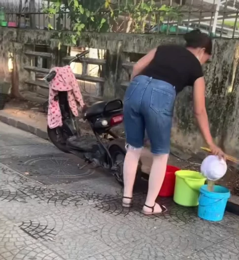 屋台の食器をすすぐ女性