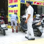 歩道選挙を警告する街区の職員