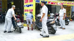 歩道選挙を警告する街区の職員