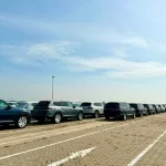 ホーチミン市の港に並ぶ輸入された車両
