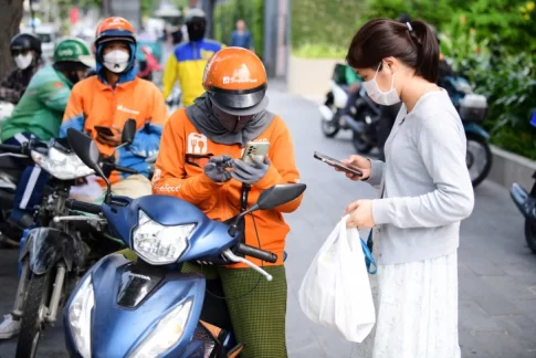 アプリの配達サービスを利用する女性