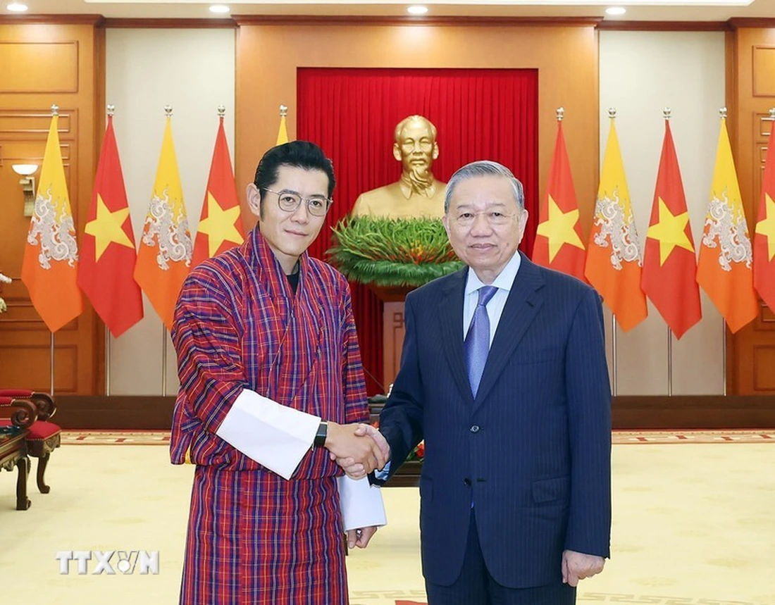 ブータンのワンチュク国王とトー・ラム書記長
