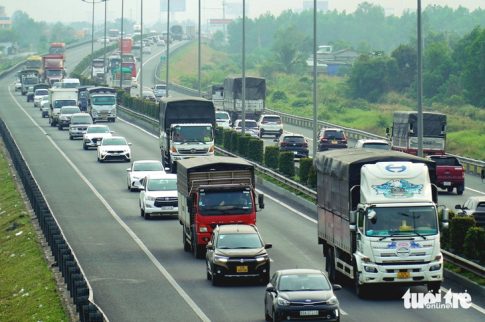 渋滞するホーチミン市～チュンルーン高速道路