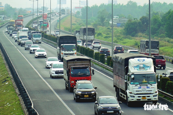 渋滞するホーチミン市～チュンルーン高速道路