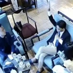 手を挙げる「ボス」呼ばれる男