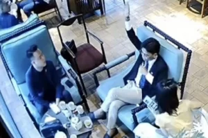 手を挙げる「ボス」呼ばれる男