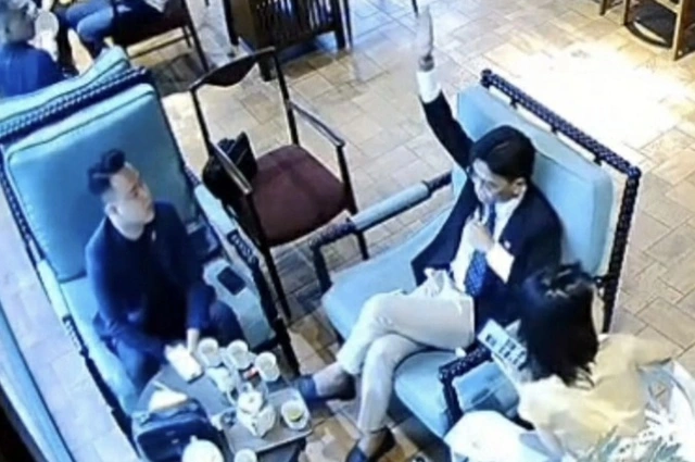 手を挙げる「ボス」呼ばれる男