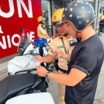 交通違反の罰金支払いのためにQRコードをスキャンする人