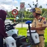 道路を違法に横断して警察から罰金処分を受ける学生