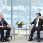 ベトナムのルオン・クオン国家主席とコストコのロン・バクリス最高経営責任者（CEO）