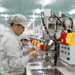 工場で作業する作業員