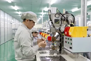 工場で作業する作業員