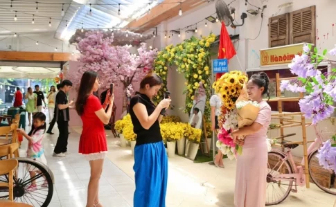 記念写真を撮るベトナム人女性