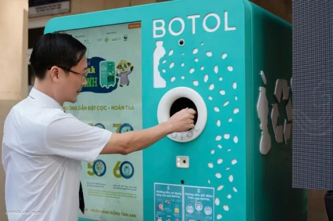 フエ大学に設置されたペットボトルと缶の返却機